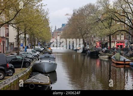 Amsterdam, Niederlande - 21. April 2023: Kanal und Architektur typisch für das Zentrum von Amsterdam in der Gegend des Rijksmuseums Stockfoto