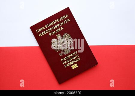 Roter polnischer Pass auf glatter roter und weißer Flagge von Polen Nahaufnahme Stockfoto