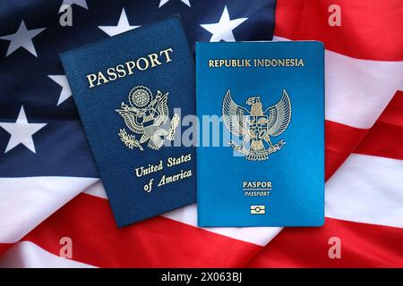 Pass von Indonesien mit US Pass auf Vereinigte Staaten von Amerika gefaltete Flagge aus nächster Nähe Stockfoto