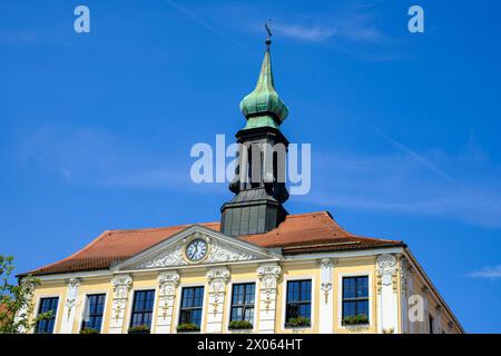 Historisches Rathaus mit neobarocker Fassade am Marktplatz in Radeberg, Sachsen, Deutschland. Stockfoto