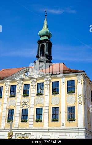 Historisches Rathaus mit neobarocker Fassade am Marktplatz in Radeberg, Sachsen, Deutschland. Stockfoto