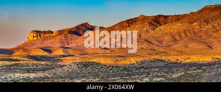 Östlicher Abhang der Guadalupe Mountains bei Sonnenaufgang, von links: El Capitan, Guadalupe Peak, Hunter Peak, Guadalupe Mountains National Park, Texas, USA Stockfoto