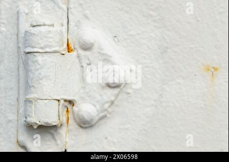 Abblätternde Farbe zeigt Rost auf einer verwitterten Metalloberfläche, was Verfall veranschaulicht. Stockfoto