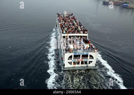 Dhaka, Bangladesch. April 2024. Fähren voller Reisende werden am Sadarghat Terminal gesehen. Während das Eid-ul-Fitr Festival naht, sind Tausende von Bewohnern der Hauptstadt Bangladeschs aus der Stadt geströmt, um mit ihren Kätzchen und Verwandten in Dorfhäusern am Festival teilzunehmen. Die Muslime aus Bangladesch werden Eid-ul-Fitr feiern. Am 9. April 2024 in Dhaka, Bangladesch. Foto: Habibur Rahman/ABACAPRESS.COM Credit: Abaca Press/Alamy Live News Stockfoto