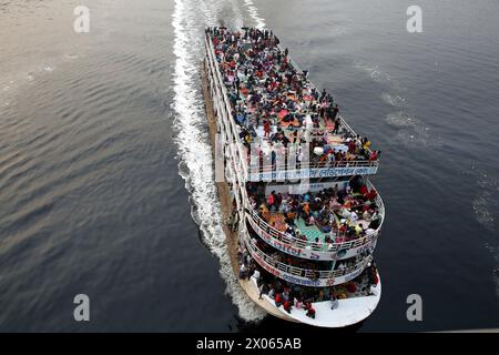 Dhaka, Bangladesch. April 2024. Fähren voller Reisende werden am Sadarghat Terminal gesehen. Während das Eid-ul-Fitr Festival naht, sind Tausende von Bewohnern der Hauptstadt Bangladeschs aus der Stadt geströmt, um mit ihren Kätzchen und Verwandten in Dorfhäusern am Festival teilzunehmen. Die Muslime aus Bangladesch werden Eid-ul-Fitr feiern. Am 9. April 2024 in Dhaka, Bangladesch. Foto: Habibur Rahman/ABACAPRESS.COM Credit: Abaca Press/Alamy Live News Stockfoto