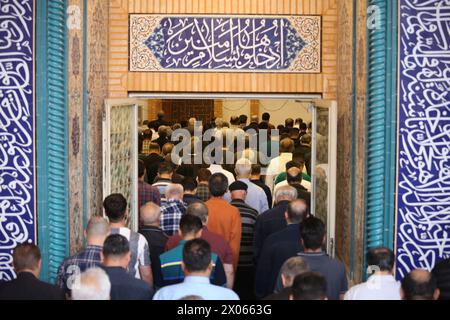 Teheran, Iran. April 2024. Iranische Anbeter führen das Eid al-Fitr-Gebet in einer Moschee im Norden Teherans durch, was das Ende des muslimischen Fastenmonats Ramadan markiert. Muslime auf der ganzen Welt beginnen den Eid-Tag mit Morgengebeten in Moscheen. Nach einem Monat des Fastens treffen sich die Familien in der Regel um den ersten Morgen-Frühstückstisch. (Kreditbild: © Rouzbeh Fouladi/ZUMA Press Wire) NUR REDAKTIONELLE VERWENDUNG! Nicht für kommerzielle ZWECKE! Stockfoto