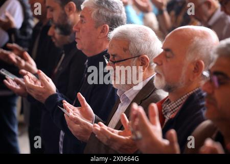 Teheran, Iran. April 2024. Iranische Anbeter führen das Eid al-Fitr-Gebet in einer Moschee im Norden Teherans durch, was das Ende des muslimischen Fastenmonats Ramadan markiert. Muslime auf der ganzen Welt beginnen den Eid-Tag mit Morgengebeten in Moscheen. Nach einem Monat des Fastens treffen sich die Familien in der Regel um den ersten Morgen-Frühstückstisch. (Kreditbild: © Rouzbeh Fouladi/ZUMA Press Wire) NUR REDAKTIONELLE VERWENDUNG! Nicht für kommerzielle ZWECKE! Stockfoto