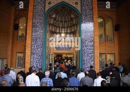 Teheran, Iran. April 2024. Iranische Anbeter führen das Eid al-Fitr-Gebet in einer Moschee im Norden Teherans durch, was das Ende des muslimischen Fastenmonats Ramadan markiert. Muslime auf der ganzen Welt beginnen den Eid-Tag mit Morgengebeten in Moscheen. Nach einem Monat des Fastens treffen sich die Familien in der Regel um den ersten Morgen-Frühstückstisch. (Kreditbild: © Rouzbeh Fouladi/ZUMA Press Wire) NUR REDAKTIONELLE VERWENDUNG! Nicht für kommerzielle ZWECKE! Stockfoto