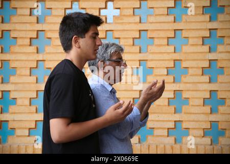 Teheran, Iran. April 2024. Iranische Anbeter führen das Eid al-Fitr-Gebet in einer Moschee im Norden Teherans durch, was das Ende des muslimischen Fastenmonats Ramadan markiert. Muslime auf der ganzen Welt beginnen den Eid-Tag mit Morgengebeten in Moscheen. Nach einem Monat des Fastens treffen sich die Familien in der Regel um den ersten Morgen-Frühstückstisch. (Kreditbild: © Rouzbeh Fouladi/ZUMA Press Wire) NUR REDAKTIONELLE VERWENDUNG! Nicht für kommerzielle ZWECKE! Stockfoto