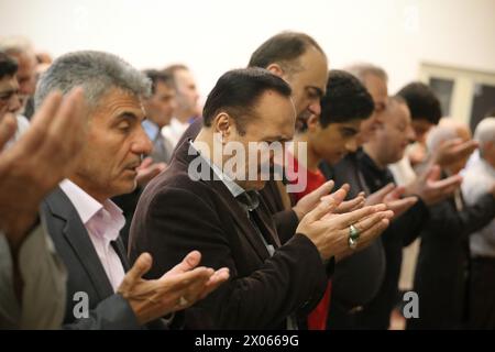 Teheran, Iran. April 2024. Iranische Anbeter führen das Eid al-Fitr-Gebet in einer Moschee im Norden Teherans durch, was das Ende des muslimischen Fastenmonats Ramadan markiert. Muslime auf der ganzen Welt beginnen den Eid-Tag mit Morgengebeten in Moscheen. Nach einem Monat des Fastens treffen sich die Familien in der Regel um den ersten Morgen-Frühstückstisch. (Kreditbild: © Rouzbeh Fouladi/ZUMA Press Wire) NUR REDAKTIONELLE VERWENDUNG! Nicht für kommerzielle ZWECKE! Stockfoto