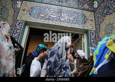 Teheran, Iran. April 2024. Iranische Anbeter gehen nach dem Eid al-Fitr-Gebet in einer Moschee im Norden Teherans, das das Ende des heiligen Ramadan-Fastenmonats markiert. Muslime auf der ganzen Welt beginnen den Eid-Tag mit Morgengebeten in Moscheen. Nach einem Monat des Fastens treffen sich die Familien in der Regel um den ersten Morgen-Frühstückstisch. (Kreditbild: © Rouzbeh Fouladi/ZUMA Press Wire) NUR REDAKTIONELLE VERWENDUNG! Nicht für kommerzielle ZWECKE! Stockfoto