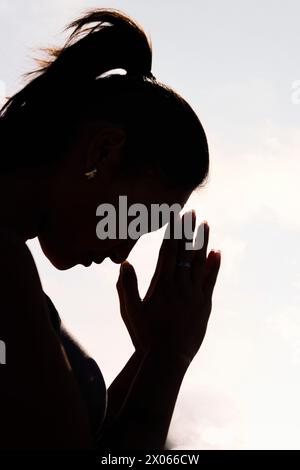 Frau, die Yoga in Gebetsposition praktiziert Stockfoto