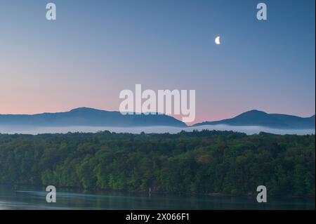 Dawn, mit Blick auf die Berge von Nordwales. Der Himmel beginnt rosa zu werden, wenn die Sonne aufgeht. Der Mond ist am Himmel deutlich zu sehen Stockfoto