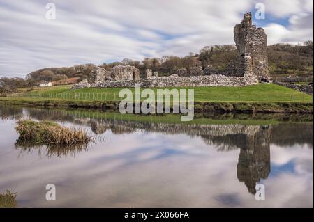 Ogmore Castle, Eine Ruine der normannischen Burg in der Nähe von Bridgend, Südwales. Die Burg spiegelt sich auf dem glatten Wasser des Flusses Ogmore. Stockfoto