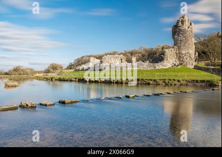 Ogmore Castle, Eine Ruine der normannischen Burg in der Nähe von Bridgend, Südwales. Die Burg spiegelt sich auf dem glatten Wasser des Flusses Ogmore. Stockfoto