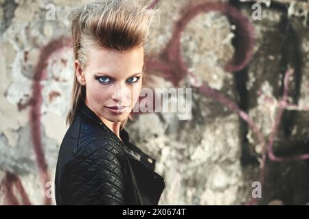 Frau, Porträt und Punk für Mode in der Stadt für Funky, Grunge und Street Art. Graffiti-Wand, Pop-Art und weibliche Person in der Stadt für Kosmetik Stockfoto