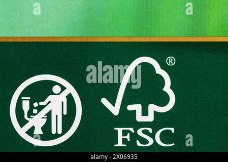 Das Logo des FSC Forest Stewardship Council und das Logo des „Don Not Down“-Toilettensymbols auf der Packung mit Ultra Balm-Lotioned-Taschentüchern von Sainsburys Stockfoto