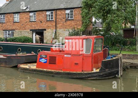 Arbeitsboot oder Schlepper am Grand Union Kanal in Stoke Bruerne, Northamptonshire, Großbritannien Stockfoto