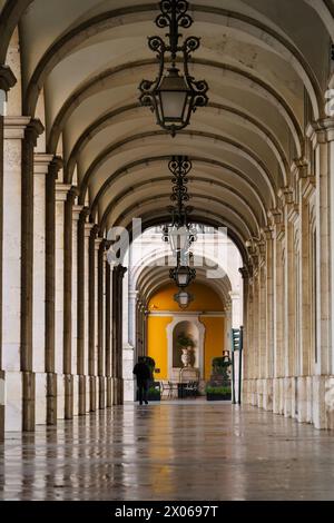 Blick auf den gewölbten Flur am Praca do Comercio in Lissabon, Portugal an einem ruhigen Morgen Stockfoto