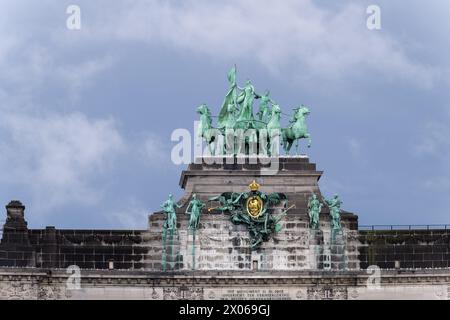 Arc du Cinquantenaire / Triomfboog van het Jubelpark (Cinquantenaire Arch) im Parc du Cinquantenaire / Jubelpark in Brüssel, Belgien © Wojciech Stroz Stockfoto