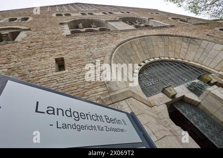 Berlin, Deutschland. April 2024. Blick auf den Eingang zum Amtsgericht Berlin am Tegeler Weg. Quelle: Jörg Carstensen/dpa/Alamy Live News Stockfoto