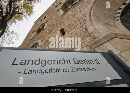 Berlin, Deutschland. April 2024. Blick auf den Eingang zum Amtsgericht Berlin am Tegeler Weg. Quelle: Jörg Carstensen/dpa/Alamy Live News Stockfoto