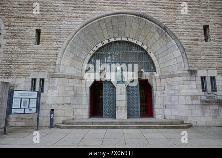 Berlin, Deutschland. April 2024. Blick auf die Skulptur der römischen Göttin der Justiz und des Rechtssystems Justitia am Eingang zum Bezirksgericht Berlin am Tegeler Weg. Quelle: Jörg Carstensen/dpa/Alamy Live News Stockfoto