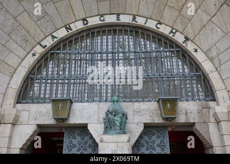 Berlin, Deutschland. April 2024. Blick auf die Skulptur der römischen Göttin der Justiz und des Rechtssystems Justitia am Eingang zum Bezirksgericht Berlin am Tegeler Weg. Quelle: Jörg Carstensen/dpa/Alamy Live News Stockfoto