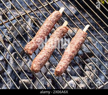 Hackfleischspieße auf einem Grill Stockfoto