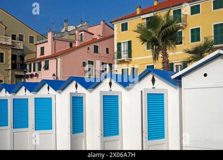 Strandhütten und traditionelle Häuser in Celle Ligure, Ligurien, Italien Stockfoto