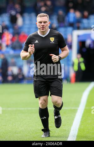 JOHN BEATON, offizieller Schiedsrichter der Scottish Football Association, der vor einem Fußballspiel der Scottish Premiership ausübte. Stockfoto