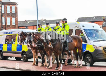 Polizeibeamte und Polizeipferde im Ibrox-Stadion vor einem Fußballspiel in Glasgow, Schottland, Großbritannien Stockfoto