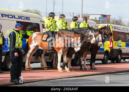 Polizeibeamte und Polizeipferde im Ibrox-Stadion vor einem Fußballspiel in Glasgow, Schottland, Großbritannien Stockfoto