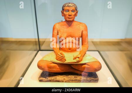 Frankreich, Paris; die Skulptur des sitzenden Scribe oder Hocker Scribe ist ein berühmtes Werk der altägyptischen Kunst im Louvre Museum. Stockfoto