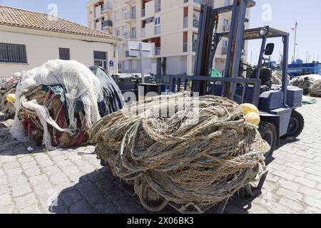 Sete, Frankreich, 16. April 2022. Angelausrüstung für Boote, Bootseile, Gabelstapler am Dock während der Escale à Sete in Sete, Frankreich Stockfoto