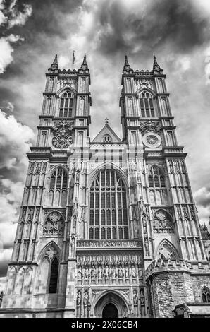 Fassade der Westminster Abbey, ikonische gotische Kirche und eines der bemerkenswertesten religiösen Gebäude des Vereinigten Königreichs, London, Großbritannien Stockfoto