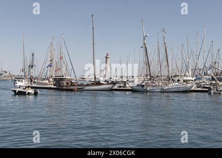 Sete, Frankreich. 16. April 2022. Segelboote mehren sich während der Escale à Sete, dem ersten Seetreffen in Sete, Frankreich Stockfoto