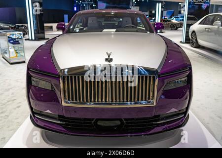 New York City, USA - 27. März 2024: Rollt Royce Spectre Luxusauto auf der New York International Auto Show, Vorderansicht Stockfoto