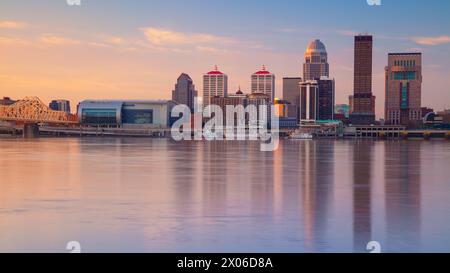 Louisville, Kentucky, USA. Stadtbild der Skyline der Innenstadt von Louisville, Kentucky, USA mit Reflexion der Stadt Ohio River bei Sonnenaufgang im Frühling. Stockfoto