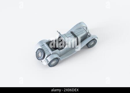 Hasselt. Limburg - Belgien 12-06-2023. Jaguar ss 100. Spielzeugmodell eines alten Autos. Mit Spuren von Zeit und Schrammen. Hinten rechts oben Stockfoto