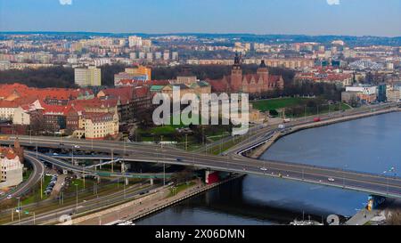 Luftdrohne im März: Szczecins oder, Stettiner Burgweg, Autos, Wały Chrobrego, Nationalmuseum, Provincial Office Building, Por Stockfoto