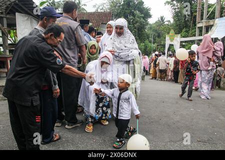 Sleman, Yogyakarta, INDONESIEN. April 2024. Muslime erhalten Eid al-Fitr-Grüße von Christen, nachdem sie Eid al-Fitr-Gebete in Sleman, Yogyakarta, Indonesien, am Mittwoch, den 10. April 2024 durchgeführt haben. (Kreditbild: © Antonius Jagad SR/ZUMA Press Wire) NUR REDAKTIONELLE VERWENDUNG! Nicht für kommerzielle ZWECKE! Stockfoto