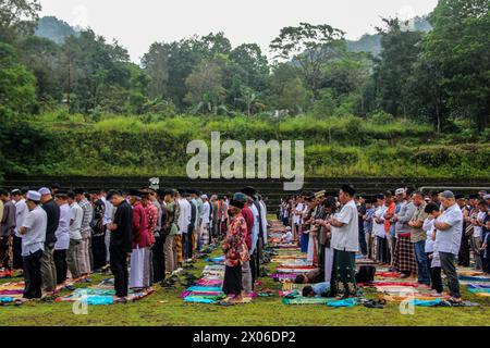 Sleman, Yogyakarta, INDONESIEN. April 2024. Muslime beten Eid al-Fitr auf den Hängen des Mount Merapi, Sleman, Yogyakarta, Indonesien, Mittwoch, April 2024. (Kreditbild: © Antonius Jagad SR/ZUMA Press Wire) NUR REDAKTIONELLE VERWENDUNG! Nicht für kommerzielle ZWECKE! Stockfoto