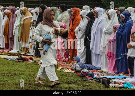 Sleman, Yogyakarta, INDONESIEN. April 2024. Muslime beten Eid al-Fitr auf den Hängen des Mount Merapi, Sleman, Yogyakarta, Indonesien, Mittwoch, April 2024. (Kreditbild: © Antonius Jagad SR/ZUMA Press Wire) NUR REDAKTIONELLE VERWENDUNG! Nicht für kommerzielle ZWECKE! Stockfoto