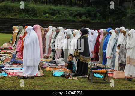 Sleman, Yogyakarta, INDONESIEN. April 2024. Muslime beten Eid al-Fitr auf den Hängen des Mount Merapi, Sleman, Yogyakarta, Indonesien, Mittwoch, April 2024. (Kreditbild: © Antonius Jagad SR/ZUMA Press Wire) NUR REDAKTIONELLE VERWENDUNG! Nicht für kommerzielle ZWECKE! Stockfoto