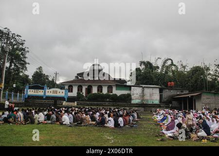 Sleman, Sonderregion Yogyakarta, INDONESIEN. April 2024. Muslime beten Eid al-Fitr auf den Hängen des Mount Merapi, Sleman, Yogyakarta, Indonesien, Mittwoch, April 2024. (Kreditbild: © Antonius Jagad SR/ZUMA Press Wire) NUR REDAKTIONELLE VERWENDUNG! Nicht für kommerzielle ZWECKE! Stockfoto