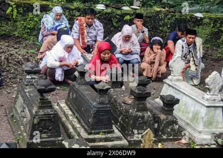 Sleman, Yogyakarta, INDONESIEN. April 2024. Muslime beten am Grab ihrer Familie, nachdem sie Eid al-Fitr Gebete in Sleman, Yogyakarta, Indonesien, am Mittwoch, den 10. April durchgeführt haben. 2024. (Kreditbild: © Antonius Jagad SR/ZUMA Press Wire) NUR REDAKTIONELLE VERWENDUNG! Nicht für kommerzielle ZWECKE! Stockfoto