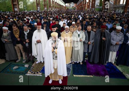 Turin, Italien. 10. April 2024. Mitglieder der muslimischen Gemeinde beten im „Parco Dora“ im Rahmen der Eid al-Fitr-Feierlichkeiten. EID al-Fitr wird von Muslimen weltweit gefeiert, weil es das Ende des Ramadan-Monats markiert. Quelle: Nicolò Campo/Alamy Live News Stockfoto