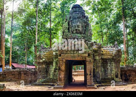 Tor zum antiken Ta Som Tempel in Kambodscha. Gopura mit Steinwand auf hölzernem Hintergrund. Stockfoto