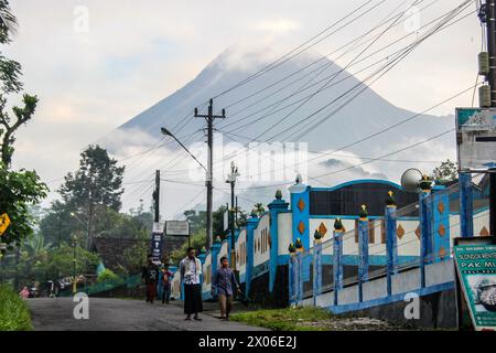 Sleman, Yogyakarta, INDONESIEN. April 2024. Muslime gehen zu Eid al-Fitr Gebete vor der Kulisse des Mount Merapi, Sleman, Yogyakarta, Indonesien, Mittwoch, April 2024. (Kreditbild: © Antonius Jagad SR/ZUMA Press Wire) NUR REDAKTIONELLE VERWENDUNG! Nicht für kommerzielle ZWECKE! Stockfoto